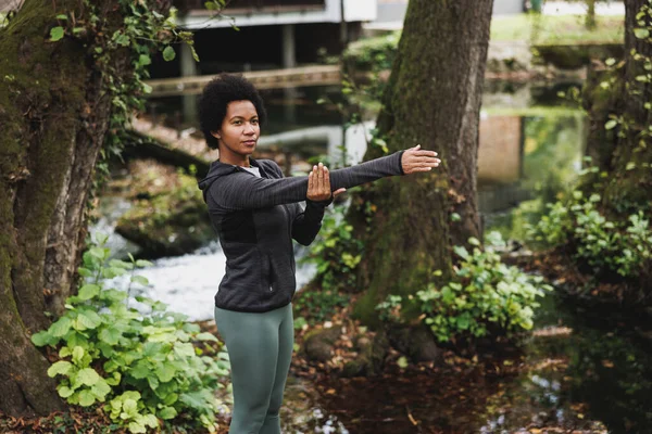 Indah Afrika Amerika Dewasa Pelari Wanita Membentang Sebelum Jogging Alam — Stok Foto