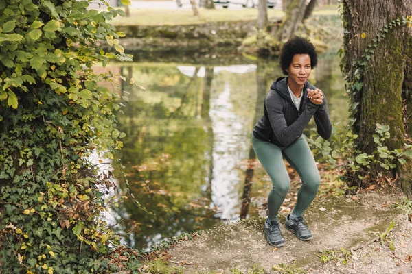아름답고 아프리카계 선수는 자연계에서 강가에서 조깅을 운동을 — 스톡 사진