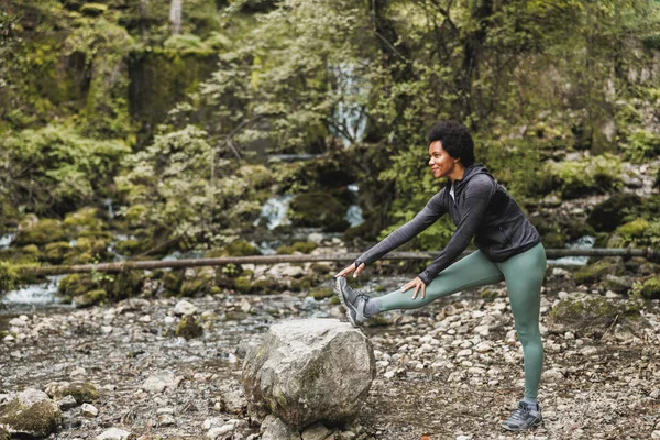 Beautiful Mature African American Female Runner Stretching Jogging Nature — Stock Photo, Image