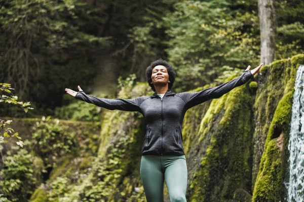 Mujer Negra Pie Naturaleza Con Los Brazos Extendidos Disfrutando Aire —  Fotos de Stock
