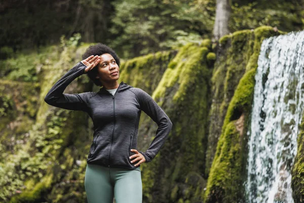 Зрелая Афроамериканка Бегунья Расслабилась После Пробежки Возле Горного Водопада Природе — стоковое фото