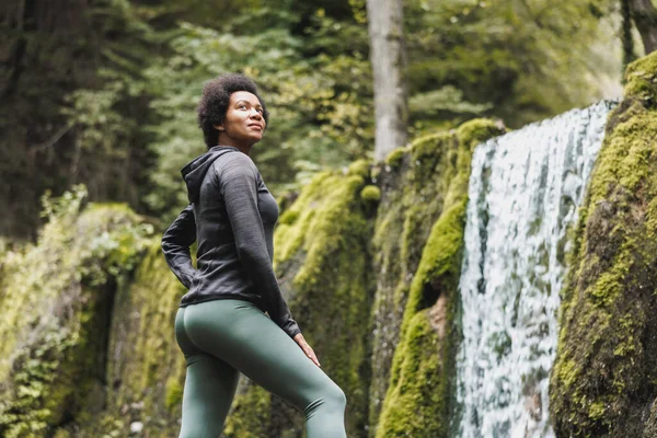 Madura Afroamericana Corredor Relajante Después Trotar Cerca Las Montañas Cascada —  Fotos de Stock
