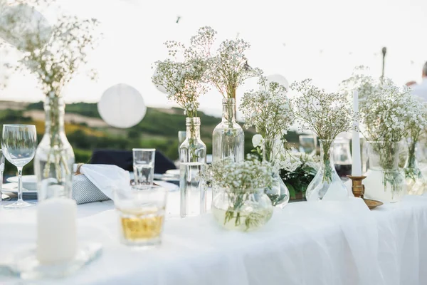 ぶどう畑の近くに花が咲く宝生流のウェディングテーブル — ストック写真