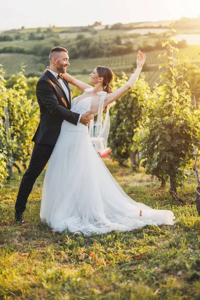 Tiro Jovem Casal Feliz Andando Vinha Seu Dia Casamento — Fotografia de Stock
