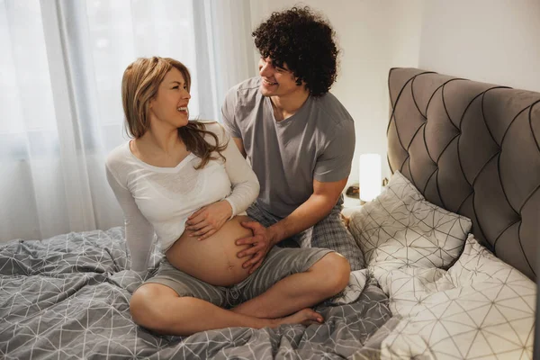 Šťastný Těhotný Pár Lásce Relaxační Posteli Ložnici — Stock fotografie