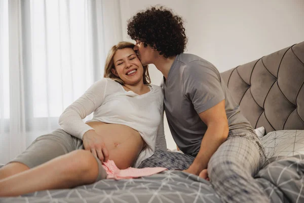 Feliz Pareja Embarazada Amor Disfrutando Mientras Relaja Una Cama Dormitorio —  Fotos de Stock