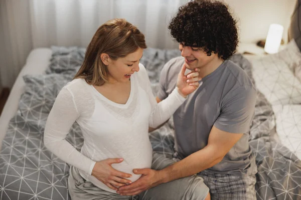 Mutlu Hamile Çift Yatak Odasında Bir Yatakta Dinlenirken Hamile Bir — Stok fotoğraf