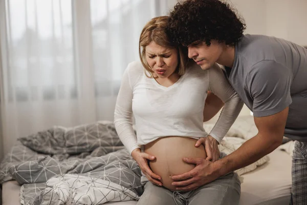 Ανήσυχοι Άνθρωπος Βοηθώντας Έγκυο Σύζυγό Του Ένα Υπνοδωμάτιο Που Έχει — Φωτογραφία Αρχείου