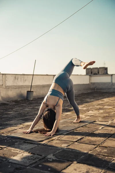 Relaxed Young Woman Practicing Yoga Rooftop Terrace — Fotografia de Stock