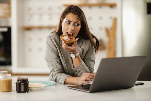 Shot Multi Tasking Young Business Woman Having Breakfast Using Laptop — Stock Photo, Image
