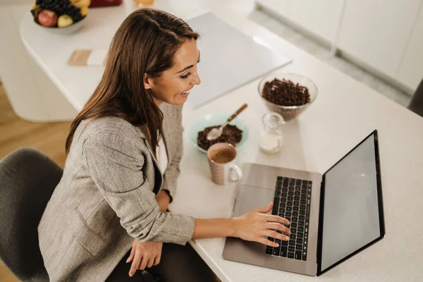Freelancer Feminino Sorridente Usando Seu Laptop Tomando Café Manhã Casa — Fotografia de Stock