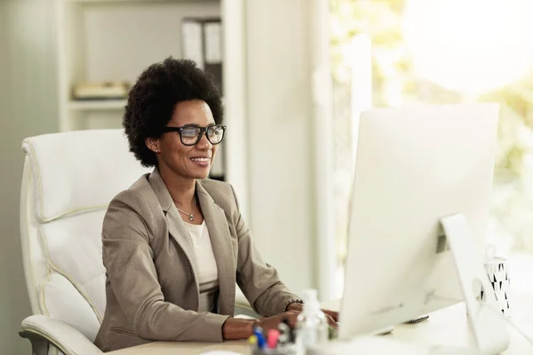 African American Businesswoman Working Computer Checking Emails Planning Internet While — Stock Photo, Image