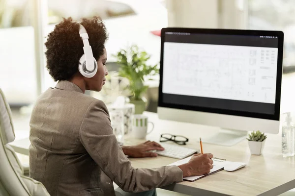African American Businesswoman Headphones Checking Project Planning Internet While Sitting — Stock Photo, Image