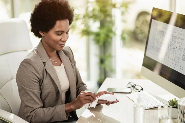 African American Businesswoman Using Antiseptic Gel Disinfect Her Computer Mouse — Stock Photo, Image