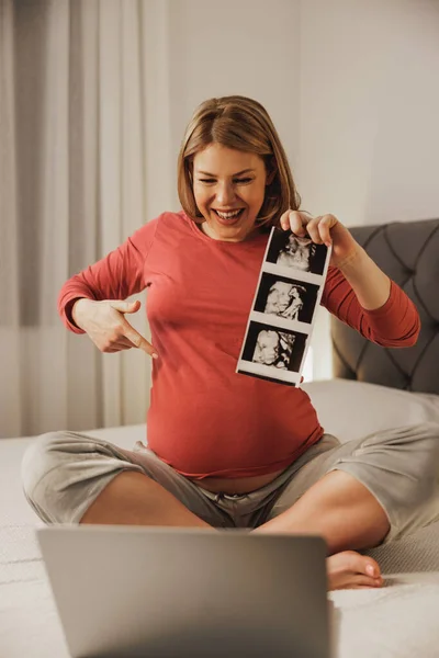 Relaxed Young Future Mother Making Video Call Laptop Shows Ultrasound — Stock Photo, Image