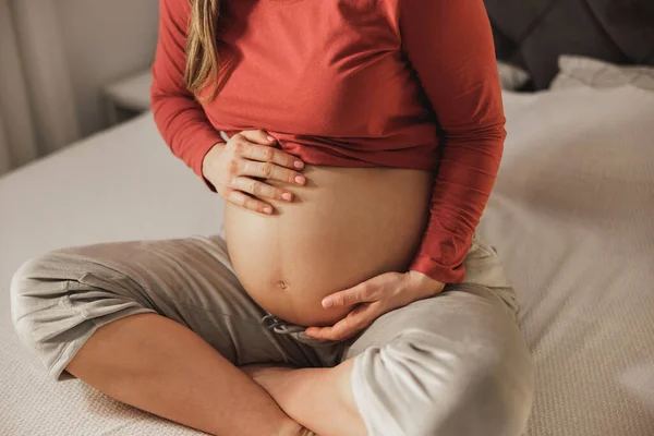 Närbild Oigenkännlig Gravid Kvinna Som Håller Magen Medan Kopplar Säng — Stockfoto