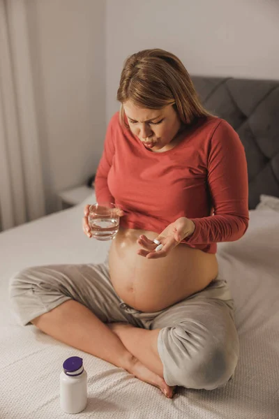 Ogillande Ung Gravid Kvinna Mår Dåligt Aspirin Eller Smärtstillande Säng — Stockfoto