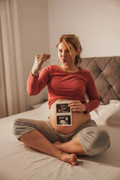 Vtipná Mladá Budoucí Matka Žvýkání Žvýkačka Baví Při Pohledu Ultrazvuk — Stock fotografie