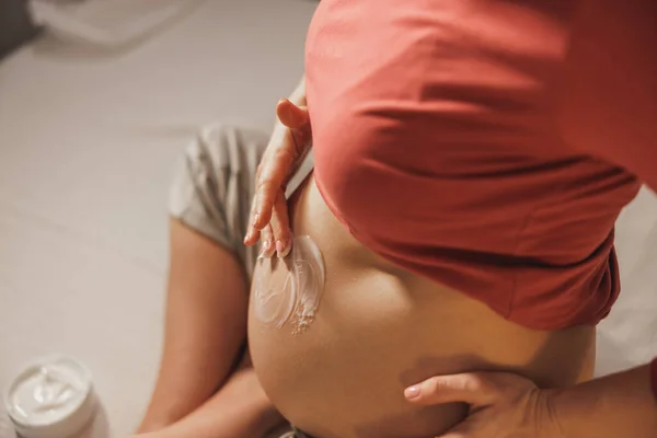 Närbild Oigenkännlig Gravid Kvinna Applicera Fuktighetskräm Magen Sovrummet Förhindra Bristningar — Stockfoto