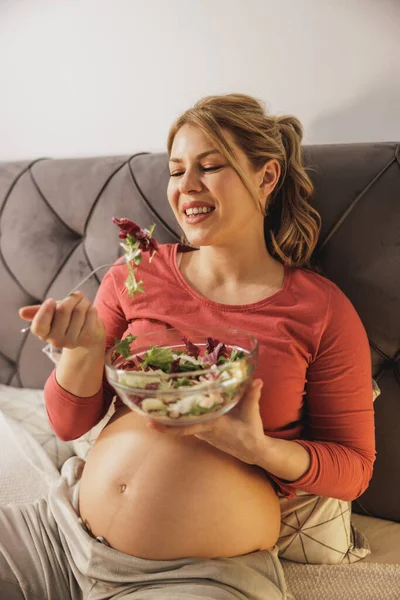 Lycklig Gravid Kvinna Äter Färsk Grönsakssallad Medan Hon Sitter Sängen — Stockfoto