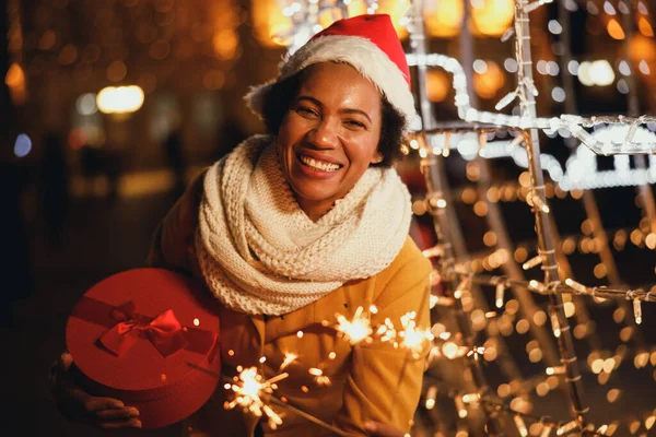 Μέση Ηλικία Μαύρη Γυναίκα Κρατώντας Sparklers Και Χριστουγεννιάτικο Δώρο Κουτί — Φωτογραφία Αρχείου