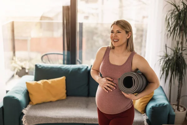 Egzersiz Paspası Tutan Hamile Kadın Sabahları Evde Yoga Yapmaya Hazır — Stok fotoğraf
