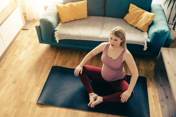 Mladá Těhotná Žena Ráno Doma Cvičí Jógu Protahuje Svém Obýváku — Stock fotografie