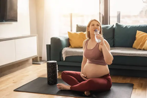 Junge Schwangere Trinkt Wasser Während Sie Sich Morgens Hause Auf — Stockfoto
