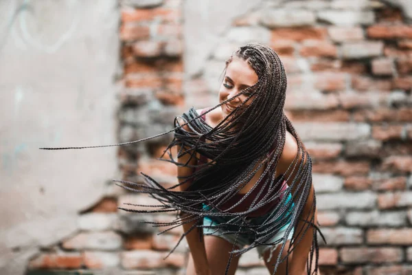 Веселая Молодая Белая Женщина Длинными Афро Плетеными Волосами Веселится Кирпичной — стоковое фото