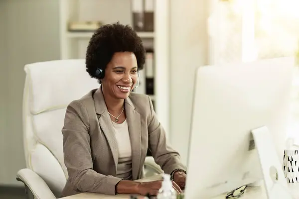 African American Businesswoman Headphones Working Computer Checking Emails Planning Internet — Stock Photo, Image