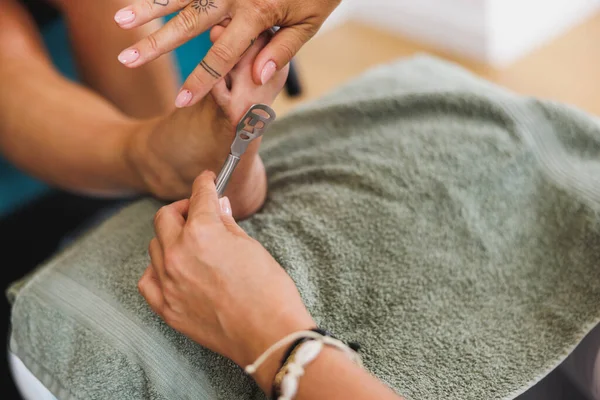 Cropped Image Woman Having Pedicure Scrubbing Treatment Her Feet Beauty — Stock Photo, Image