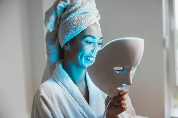 Belle Jeune Femme Obtenant Traitement Masque Luminothérapie Led Pour Son — Photo