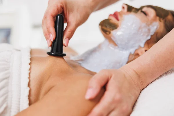 Donna Ottenere Massaggio Vuoto Coppa Sulla Zona Decollete Presso Salone — Foto Stock