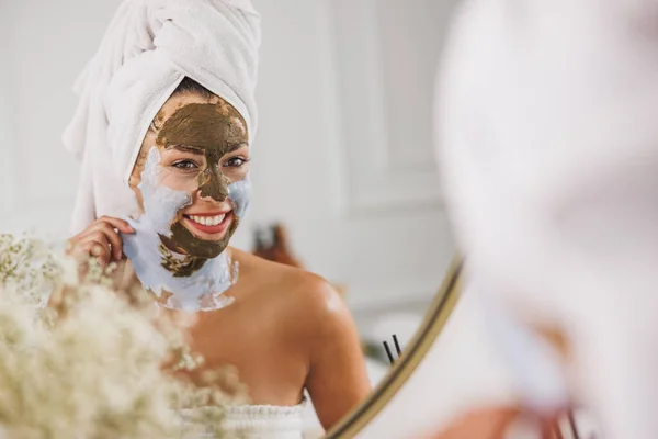 Mulher Bonita Frente Espelho Removendo Máscara Facial Banheiro Casa — Fotografia de Stock