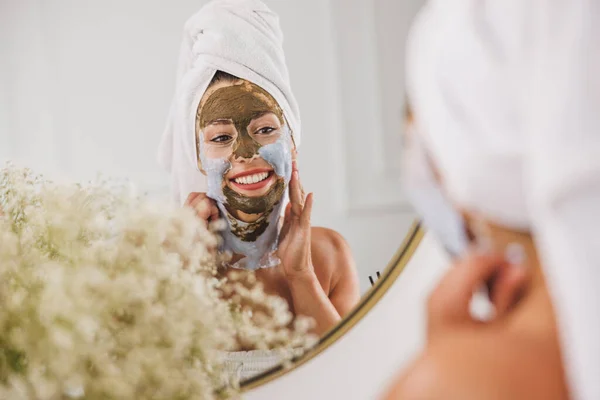 Wanita Muda Cantik Depan Cermin Mengenakan Masker Wajah Salon Kecantikan — Stok Foto