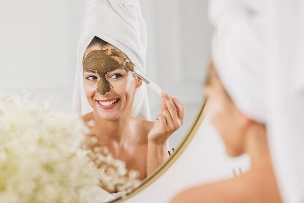 Bella Giovane Donna Davanti Allo Specchio Che Applica Maschera Facciale — Foto Stock