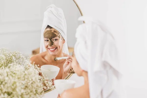 Belle Jeune Femme Devant Miroir Appliquant Masque Facial Salon Beauté — Photo