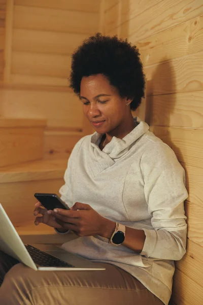 Schwarze Frau Sitzt Auf Der Treppe Und Benutzt Smartphone Und — Stockfoto