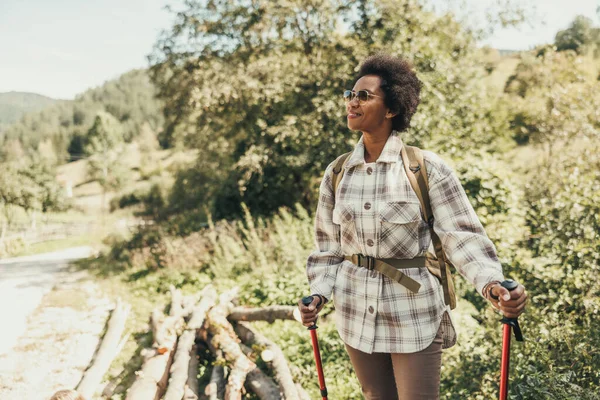 Mature Black Woman Enjoying View Forest While Hiking Nature — Stock Photo, Image