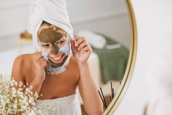 Hermosa Joven Delante Del Espejo Quitando Máscara Facial Salón Belleza — Foto de Stock
