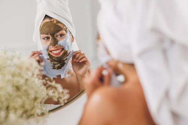 Belle Jeune Femme Face Miroir Enlever Masque Facial Dans Salle — Photo