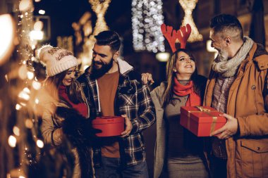 Bir grup neşeli genç arkadaşın Xmas hediyeleriyle dışarı çıkıp eğlendiği bir gece..