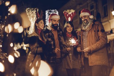Bir grup neşeli genç arkadaşın akşamları dışarıda havai fişeklerle eğlenmesi..