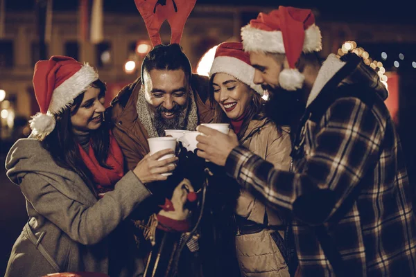 Shot Group Cheerful Young Friends Having Fun Together Enjoying Mulled — Stock Photo, Image