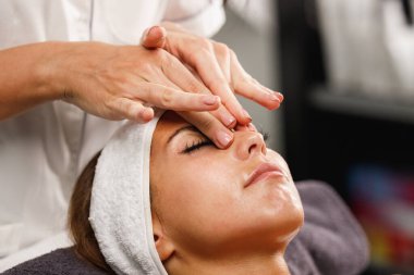 Güzeller güzeli genç bir kadının güzellik salonunda yüz masajı yaparken çekilmiş..