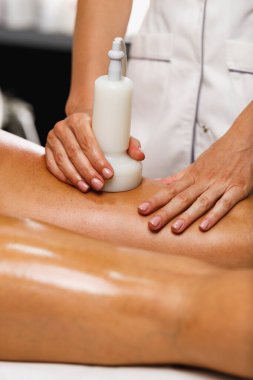 Güzellik salonunda selülit karşıtı masaj yaptıran tanınmamış bir kadının fotoğrafı. Yağ oranını düşürmek için ultrason havza tedavisi görüyor..