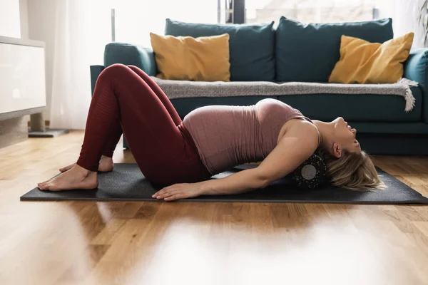 Junge Schwangere Mit Schaumstoffrolle Bei Stretchübungen Hause Der Morgensonne — Stockfoto