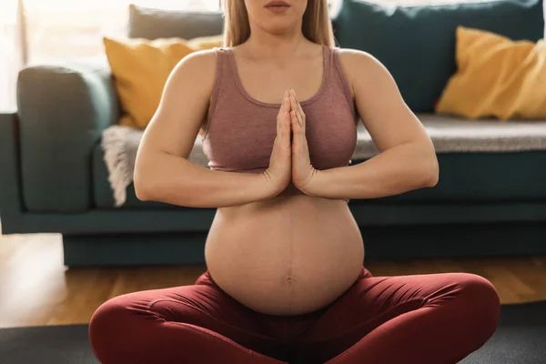 Skjuten Oigenkännlig Gravid Kvinna Som Utövar Yoga Hemma Hon Kopplar — Stockfoto
