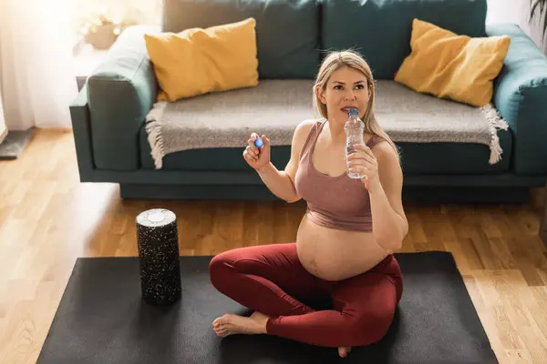 Junge Schwangere Trinkt Wasser Und Ruht Sich Nach Dem Fitnesstraining — Stockfoto