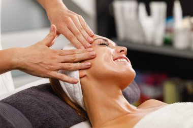 Güzeller güzeli genç bir kadının güzellik salonunda yüz masajı yaparken çekilmiş..